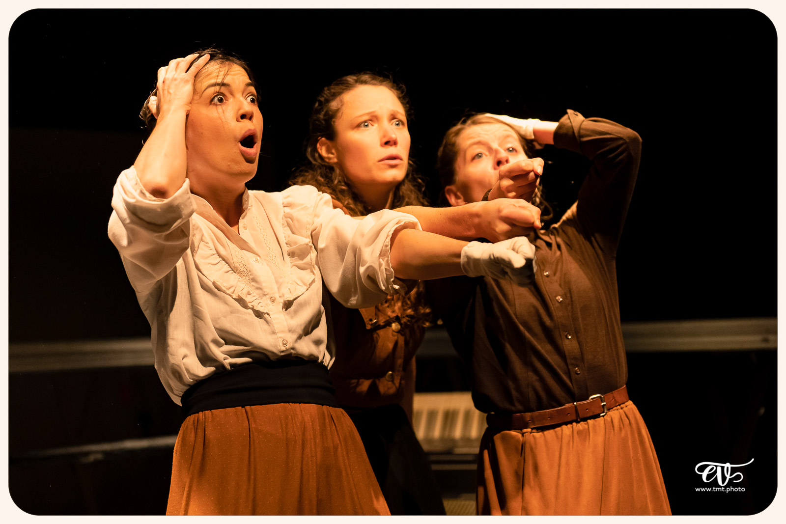 LA MESNIE H. - UN JOUR D'ÉTÉ